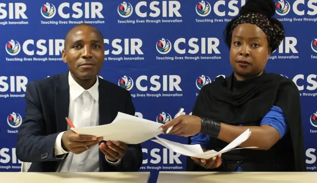 Dr Rodney Managa (CSIR) with Princess Maxine N'waxuwamuti Mnisi of Mnisi Tribal Authority, representing the Hlalakahle community during the BSA signing event.
Photo: CSIR
